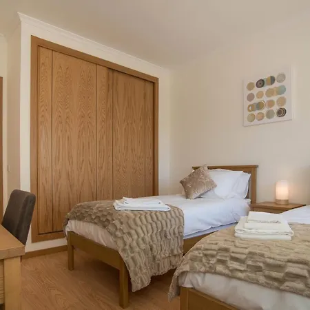 Modern 2 Bed Apartment *