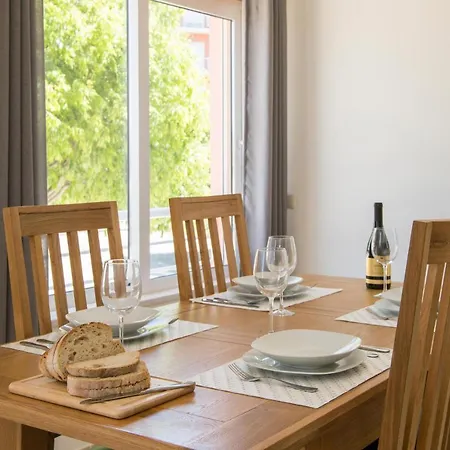 Modern 2 Bed Apartment *