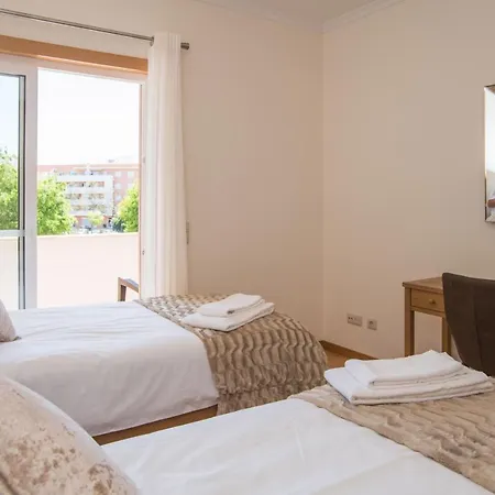 Modern 2 Bed דירה